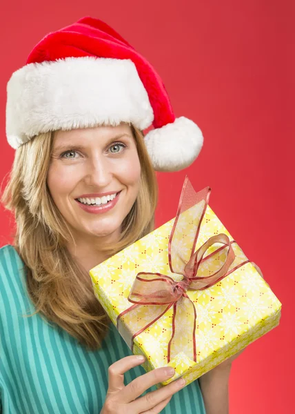 Hermosa mujer sosteniendo regalo de Navidad Imágenes de stock libres de derechos