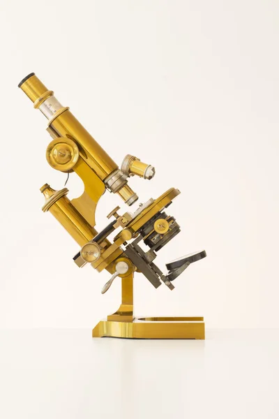 Vecchio microscopio dorato Immagini Stock Royalty Free