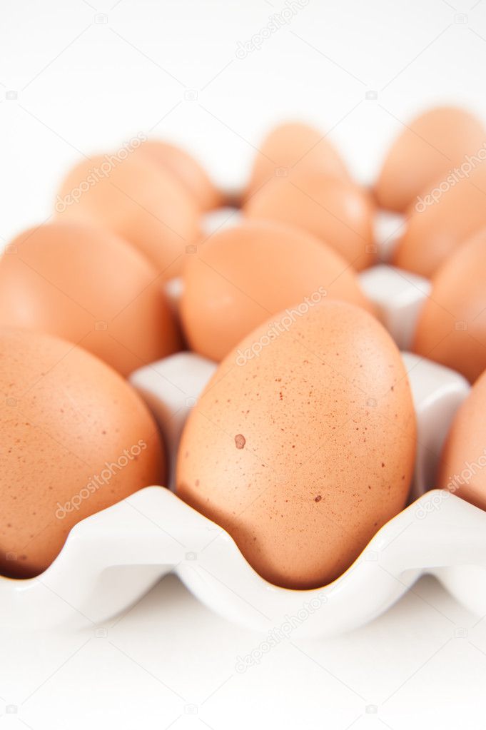 dozen of brown organic eggs - 图库照片