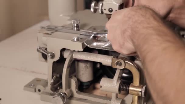 Muž šije kožený opasek na šicím stroji — Stock video