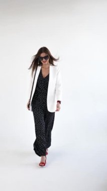 İş kadını gülümser ve kameraya bakar.