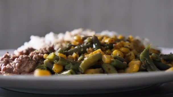 Рис с тунцом и овощами — стоковое видео