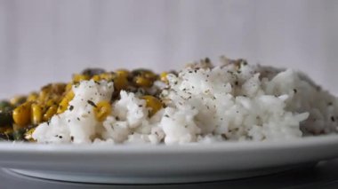 Ton balığı ve sebzeli pirinç dürt.