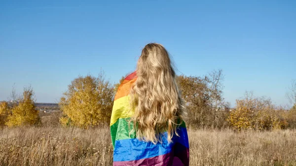 Blonde im Herbst mit LGBT-Flagge zurück — Stockfoto