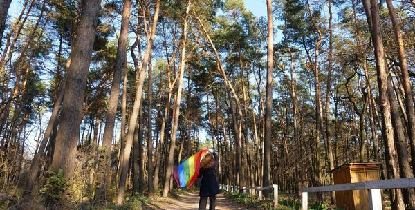 Leszbikus Biszexuális Lány Kezében Szivárvány Lmbt Zászló Séta Erdőben Ünnepli — Stock Fotó