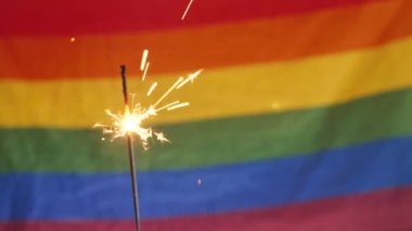 LGBT bayrak arkaplanındaki Sparkler