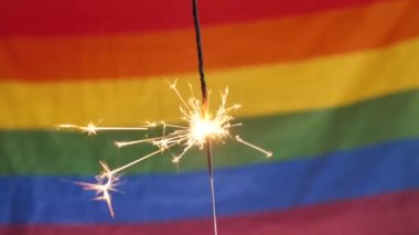 LGBT bayrak arkaplanındaki Sparkler