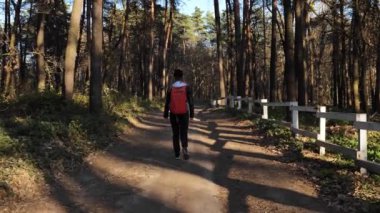 kızı ormanda yürüyor