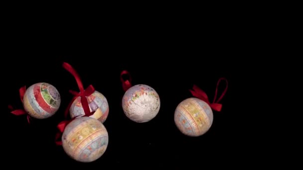 Kerst decoraties op geïsoleerde zwarte achtergrond — Stockvideo