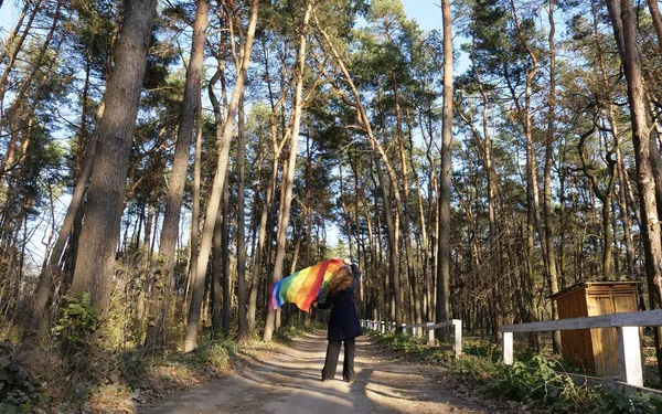 Πρόσωπο με σημαία ΛΟΑΤ στο δάσος — Φωτογραφία Αρχείου