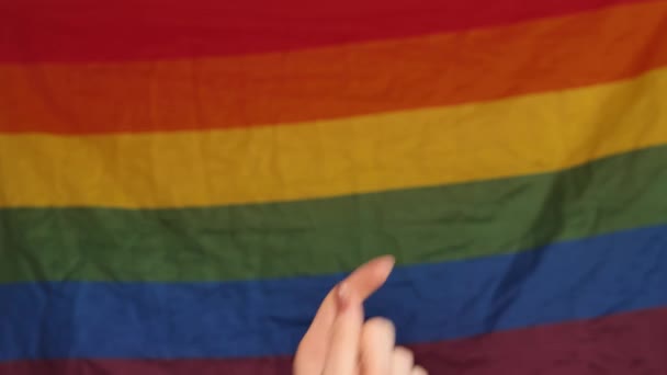 Hand op LGBT-achtergrond — Stockvideo