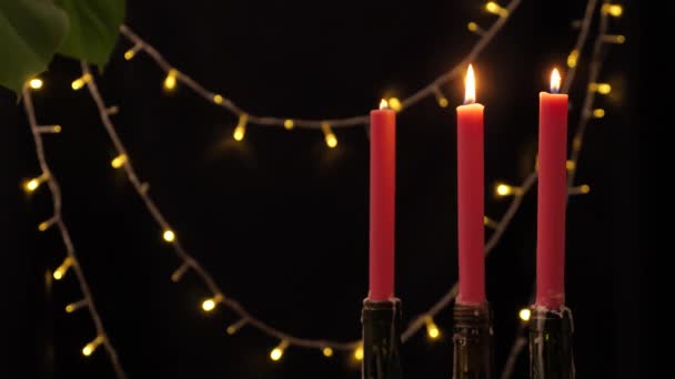 Iluminando três velas vermelhas em um Dia dos Namorados — Vídeo de Stock