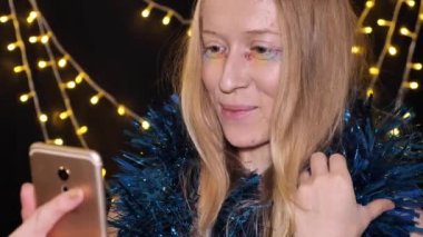 Gökkuşağı makyajlı lezbiyen yeni yılı kutluyor