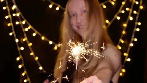 Gökkuşağı makyajlı lezbiyen kutlama yapıyor