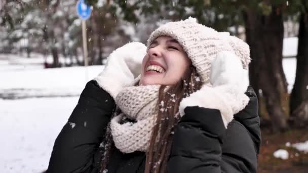 Lycklig kvinna njuter av snö på vintern — Stockvideo