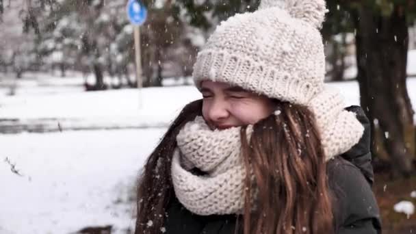 Lycklig kvinna njuter av snö på vintern — Stockvideo