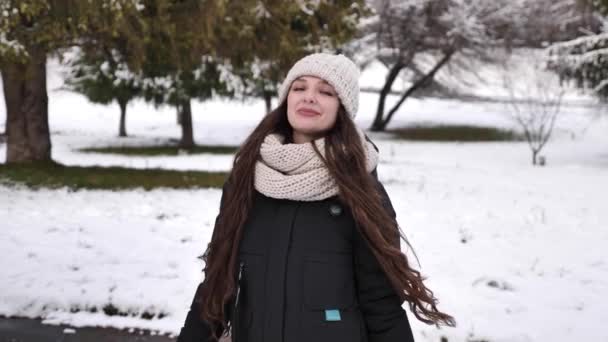 Lycklig kvinna går i vinterskogen — Stockvideo