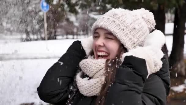 Lycklig kvinna njuter av snö på vintern — Stockvideo
