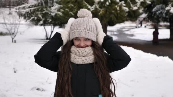 Щаслива жінка гуляє в зимовому лісі — стокове відео
