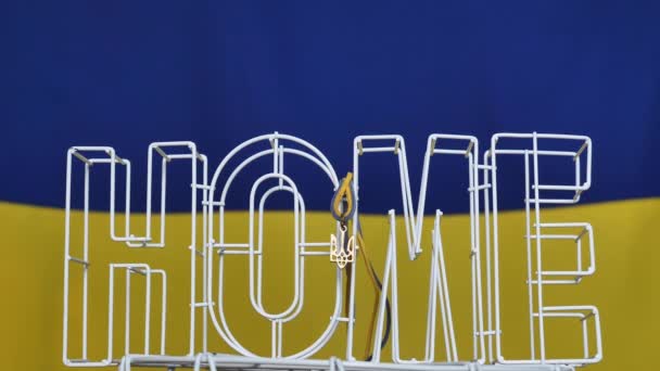 Дом - Украина. Государственный флаг - желтый синий — стоковое видео