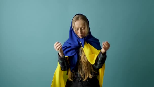 Junge Frau mit ukrainischer Flagge auf dem Kopf — Stockvideo