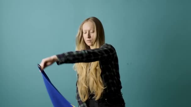 Mujer joven con bandera ucraniana durante la guerra — Vídeo de stock