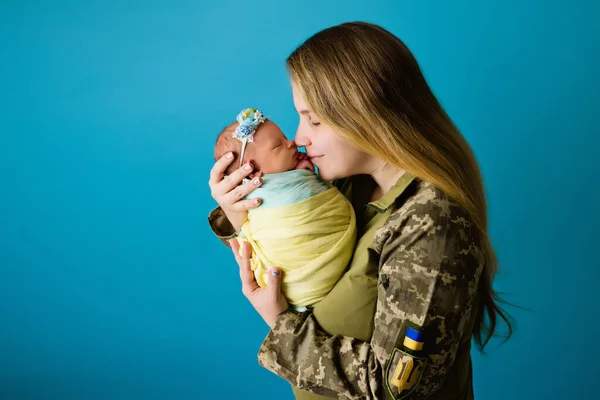 Mulher militar ucraniana com bebê menina Imagem De Stock
