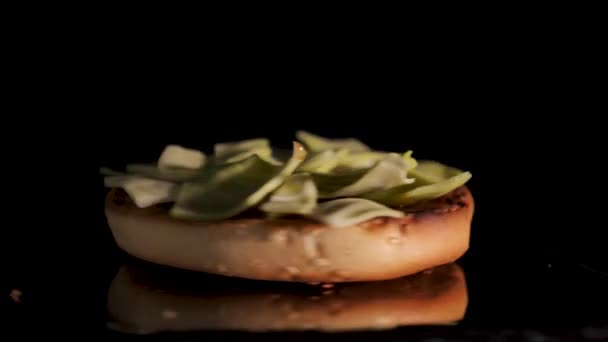 Vaření burger Close-up izolované — Stock video
