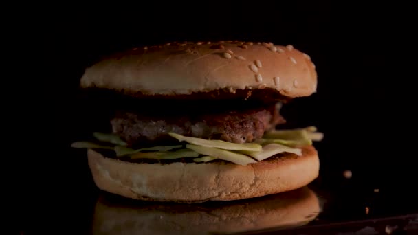 Fastfood Burger Close-up geïsoleerd — Stockvideo