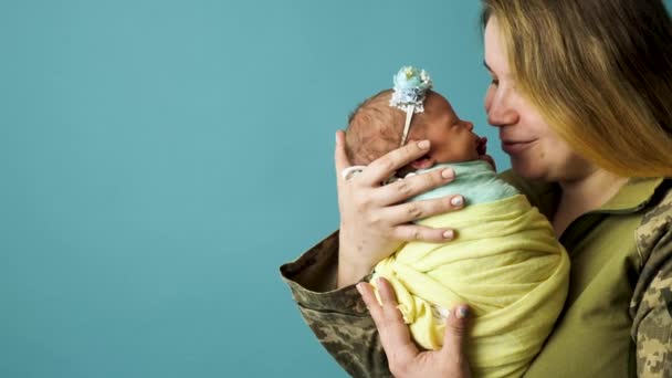 Українська військова жінка з немовлям — стокове відео