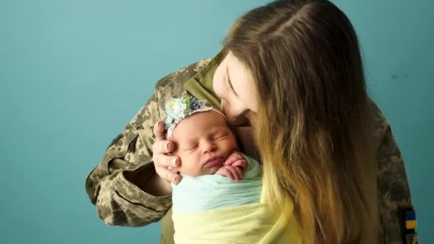 Mulher militar ucraniana com bebê menina — Vídeo de Stock