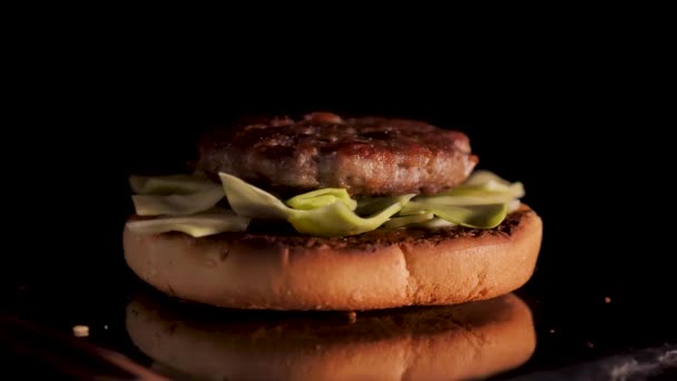 Fastfood Burger Close-up izolowany — Wideo stockowe