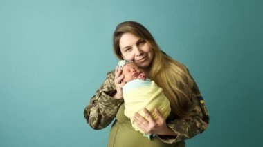 Ukraynalı asker kadın, bebeği olan anne.