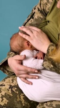 Ukraynalı asker kadın, bebeği olan anne.