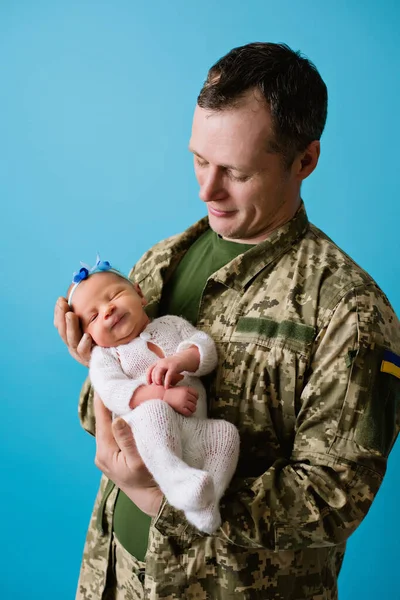 Ucraniano militar papá con un niño niña Fotos de stock