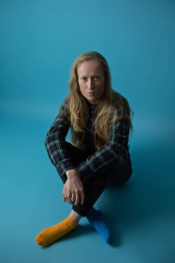 Sarı mavi çoraplı Ukraynalı modern