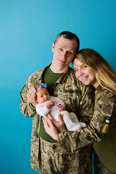 Ukrainian military family with a baby — Stock Photo, Image