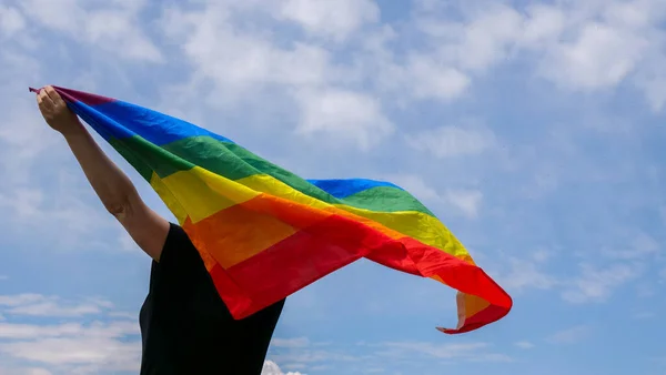 Homosexuell kvinna med hbt flagga på himlen bakgrund — Stockfoto