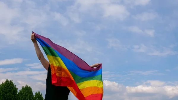 HBTQ flagga på himlen bakgrund — Stockfoto