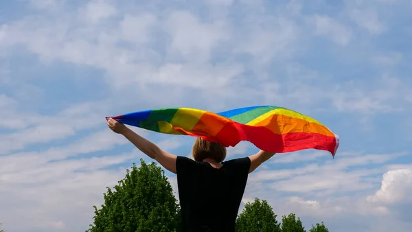 天空背景上挂LGBT旗的同性女性 — 图库照片