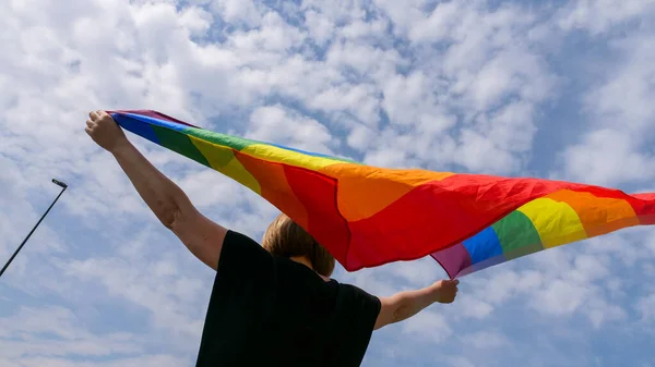 男女同性恋 双性恋和变性者的自豪 在阳光灿烂的日子里 在蓝天上挂着彩虹和平旗 并庆祝异性恋日或国家诞生日 — 图库照片