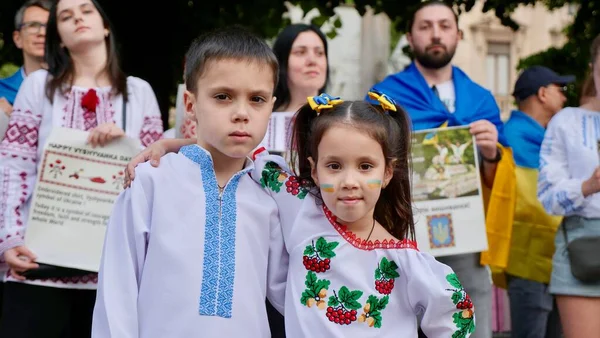 Nakış gününde Ukrayna halkının, çocukların, çocukların Ukrayna 'daki savaşa karşı mitingleri. Eğitimsel İtalya, Milan 19.05.2022.