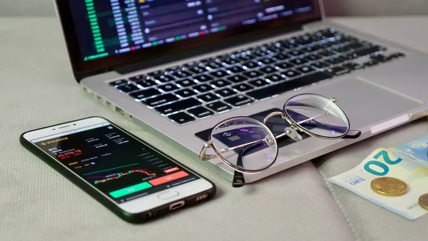 Piyasa çöktüğünde Binance kripto değiş tokuşunda bitcoin almak için bilgisayar ve telefon. Takas, nokta, kazık. Çalışma Alanı Serbest Düz Yatay