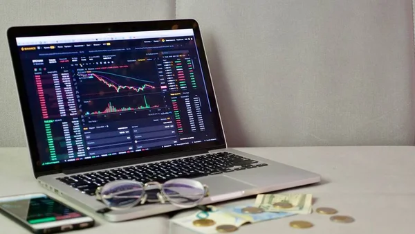 Piyasa çöktüğünde Binance kripto değiş tokuşunda bitcoin almak için bilgisayar ve telefon. Takas, nokta, kazık. Çalışma Alanı Serbest Düz Yatay