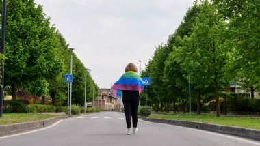 Biseksüel, lezbiyen, kadın, transseksüel, gökkuşağı LGBTQIA bayrağıyla yürüyüş yollarda barış, yürüyüş ve biseksüellik gününü kutlamak ya da Ulusal Dönüş Günü, Onur Ayı