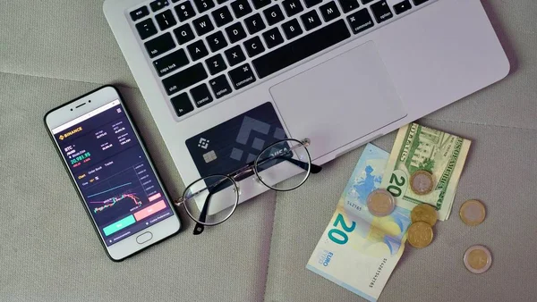 Piyasa çöktüğünde Binance kripto değiş tokuşunda bitcoin almak için bilgisayar ve telefon. Takas, nokta, kazık. Çalışma Alanı Serbest Düz Yatay