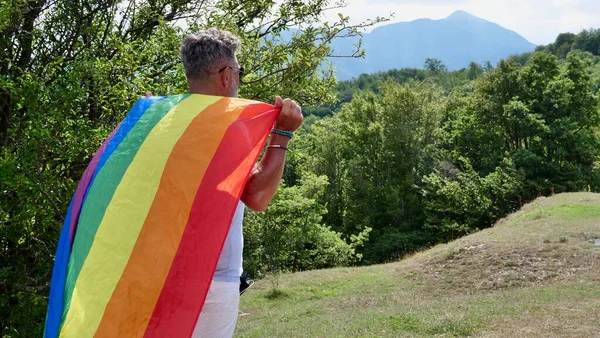 Bisexual Gay Old Man Male Transgender Walk Back Lgbtqia Flag — 图库照片
