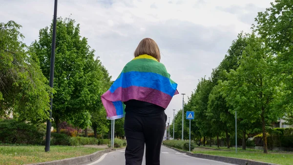 Biseksüel, lezbiyen, kadın, transseksüel, gökkuşağı LGBTQIA bayrağıyla yürüyüş yollarda barış, yürüyüş ve biseksüellik gününü kutlamak ya da Ulusal Dönüş Günü, Onur Ayı