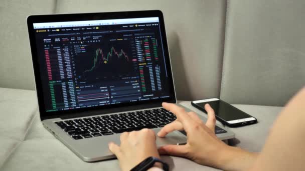 Laptop Telefoon Bitcoin Kopen Binance Crypto Uitwisseling Tijdens Markt Crash — Stockvideo