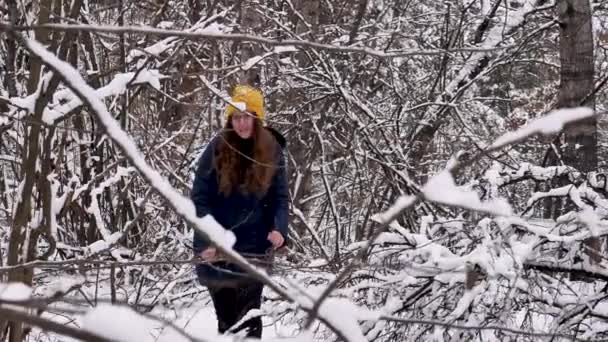 Ung Kvinna Flicka Promenader Vintern Den Snöiga Skogen Tiden Förfaller — Stockvideo